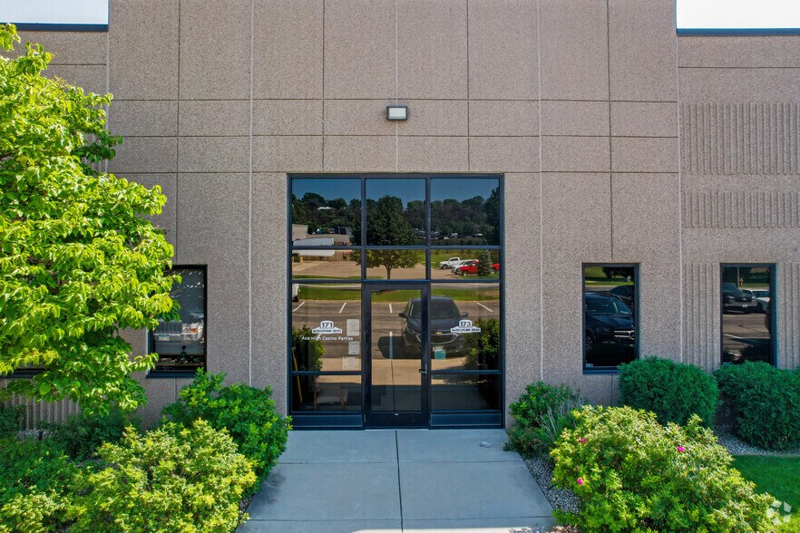 More Photos Of 151-187 Bridgepoint Dr, South Saint Paul Light Manufacturing For Lease