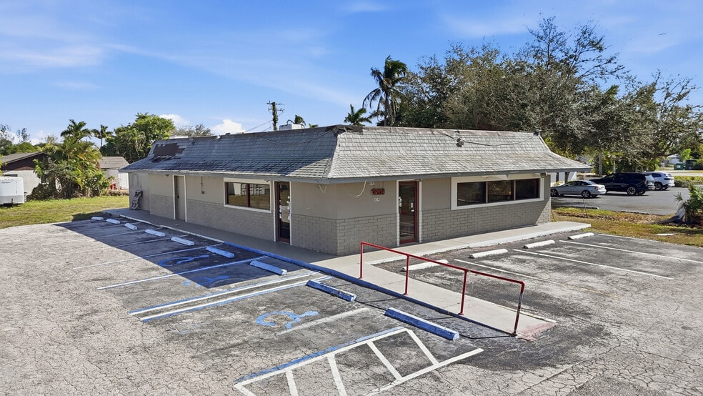 More Photos Of 16541 San Carlos Blvd, Fort Myers Restaurant For Sale