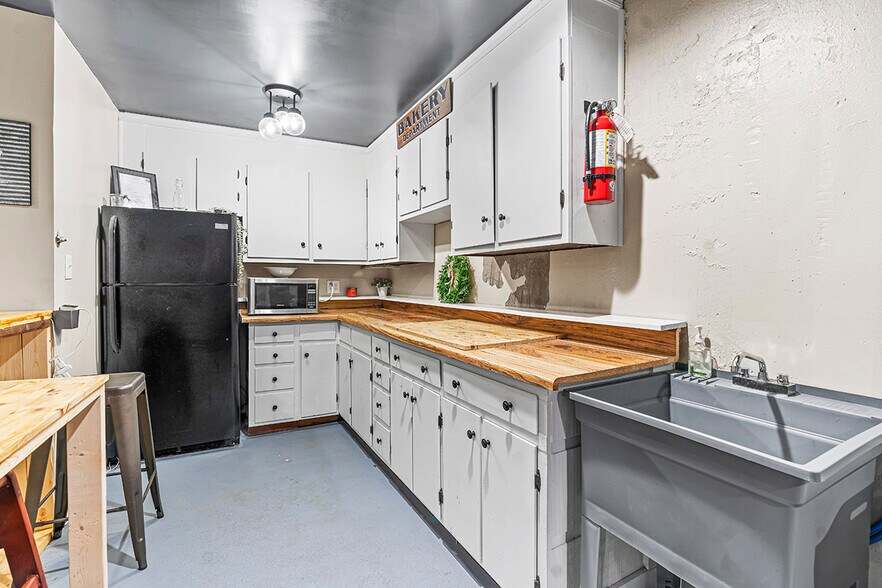 More Photos Of 102 N Cambridge St, Ninety Six Office For Sale