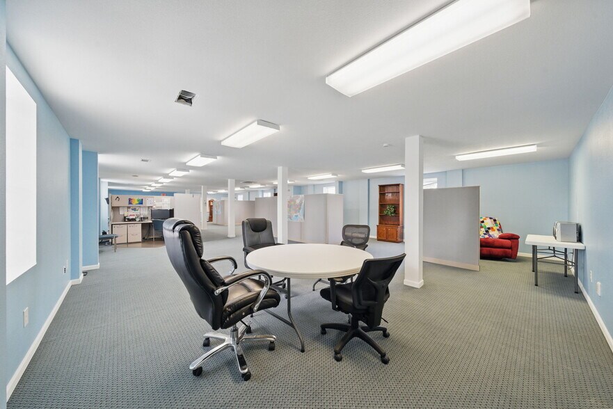 More Photos Of 421 Jones Rd, Highlands Warehouse For Lease