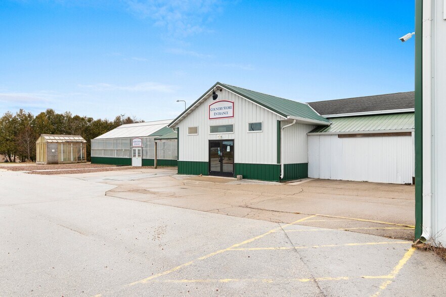 More Photos Of 5814 Calumet Ave, Manitowoc General Retail For Sale