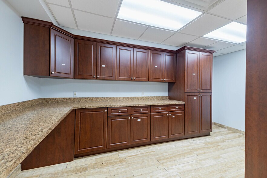 More Photos Of 25354 Evergreen Rd, Southfield Medical For Lease