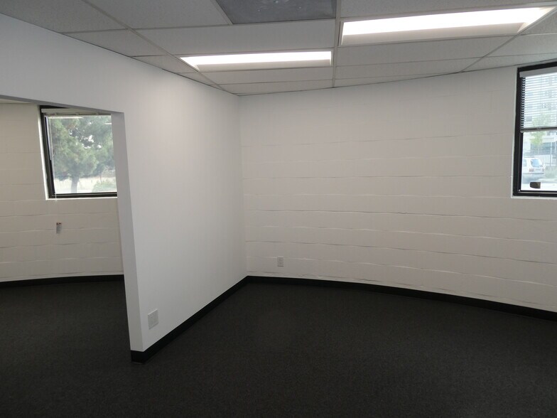 More Photos Of 3500 N San Fernando Blvd, Burbank Flex For Lease