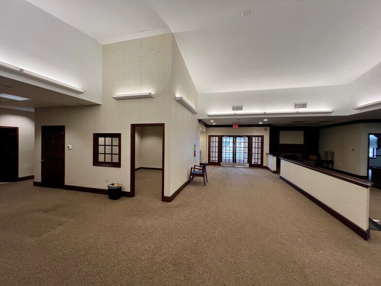 More Photos Of 565 Baltimore Pike, Avondale Bank For Lease