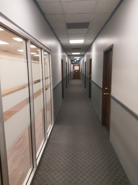 More Photos Of 9525 S 79th Ave, Hickory Hills Office For Lease