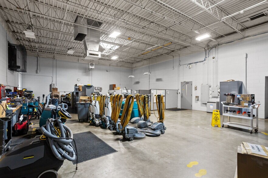 More Photos Of 127 Tanner Rd, Greenville Flex For Lease