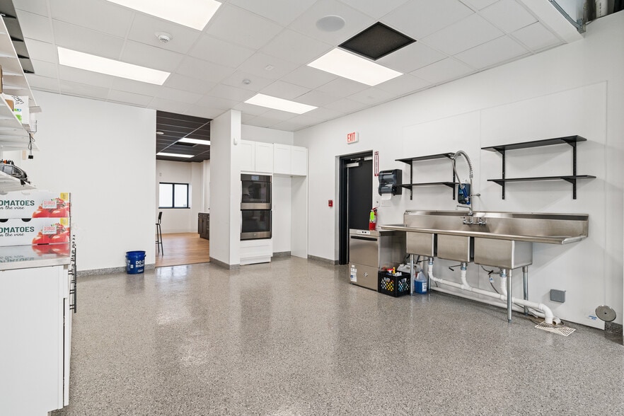 More Photos Of 4440 Walker Blvd, Knoxville Flex For Sale