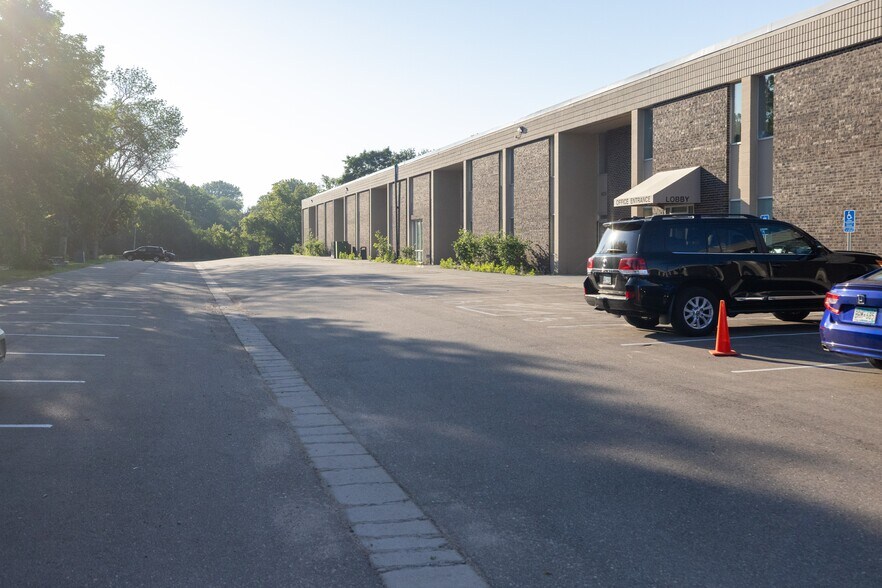 More Photos Of 5600-5628 Lincoln Dr, Edina Light Distribution For Lease