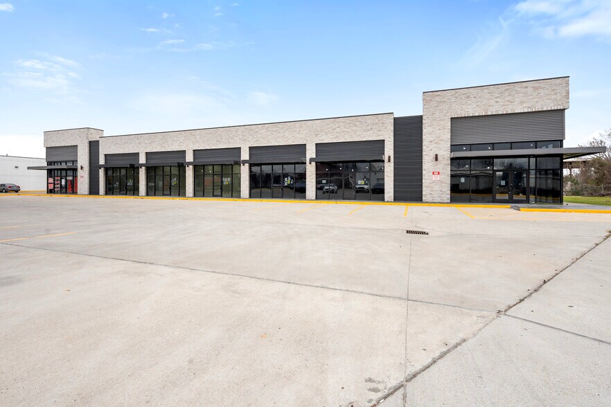 More Photos Of 7241 Lawndale St, Houston Storefront For Lease