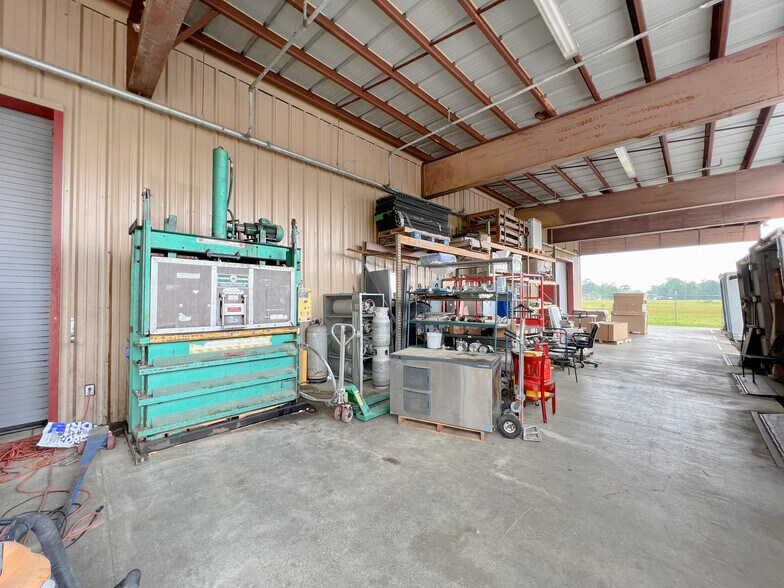 More Photos Of 17420 Highway 190 E, Hammond Showroom For Lease