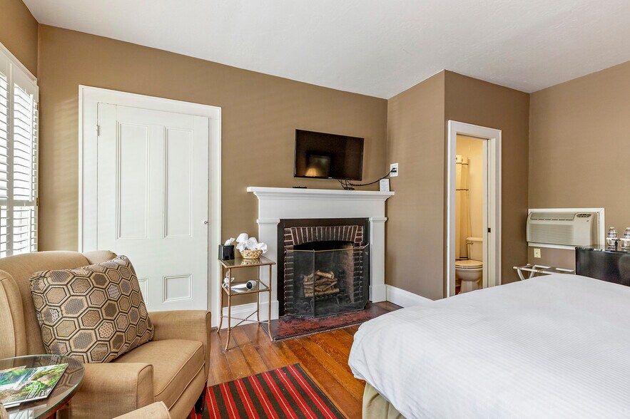 More Photos Of 240 E California St, Jacksonville Hotel For Sale