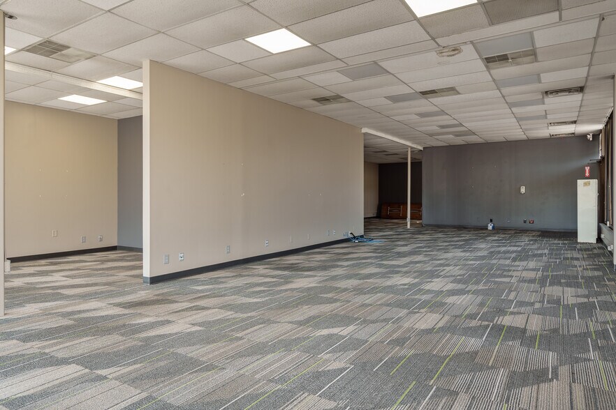 More Photos Of 3702-3748 N Main St, Rockford Storefront For Lease