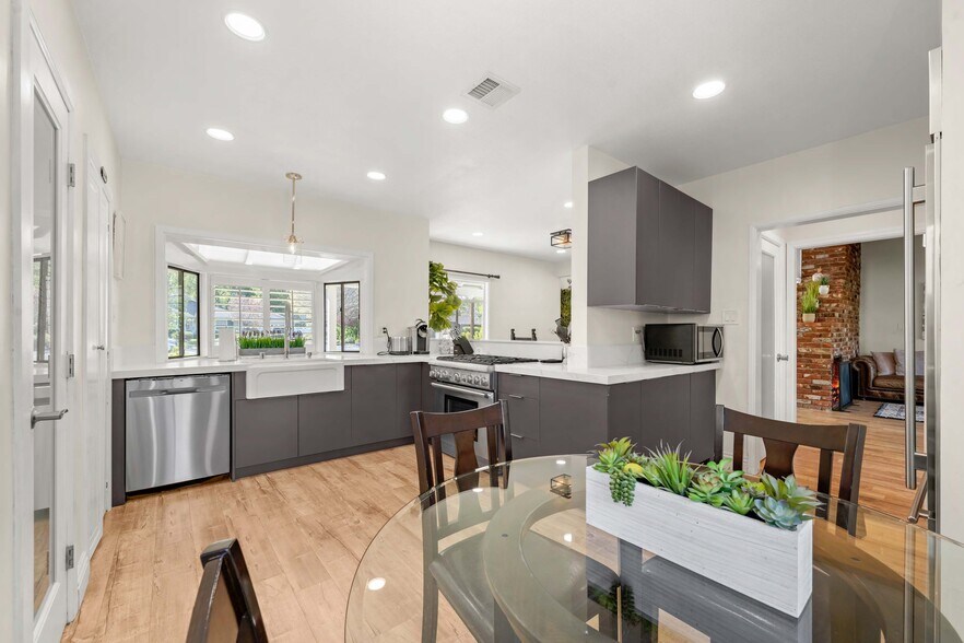 More Photos Of 5932 Lubao Ave, Woodland Hills Healthcare For Lease