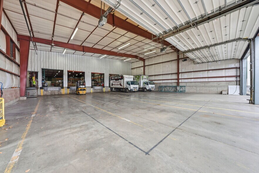 More Photos Of 273 SE 9th St, Bend Distribution For Lease