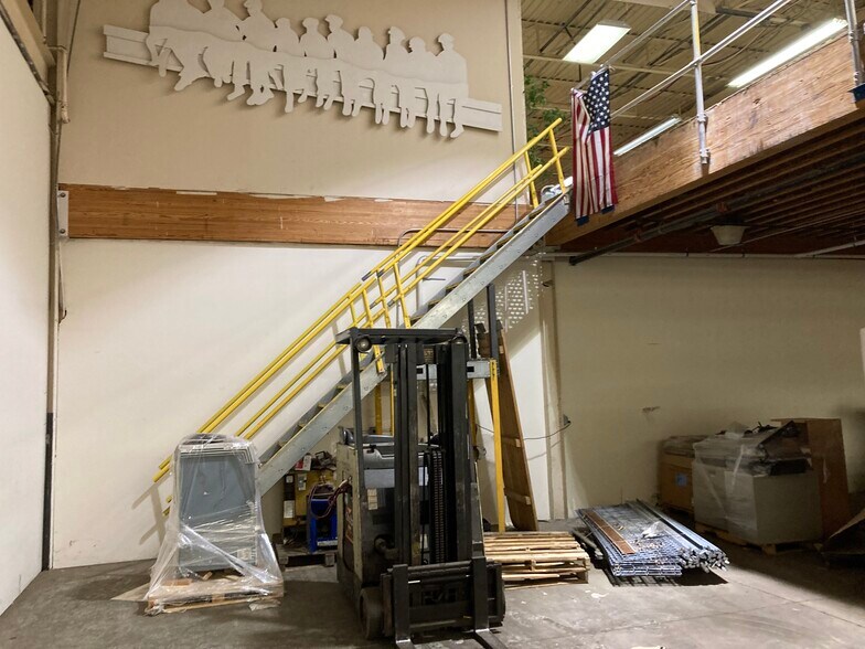 More Photos Of 221 S 31st St, Kenilworth Warehouse For Lease