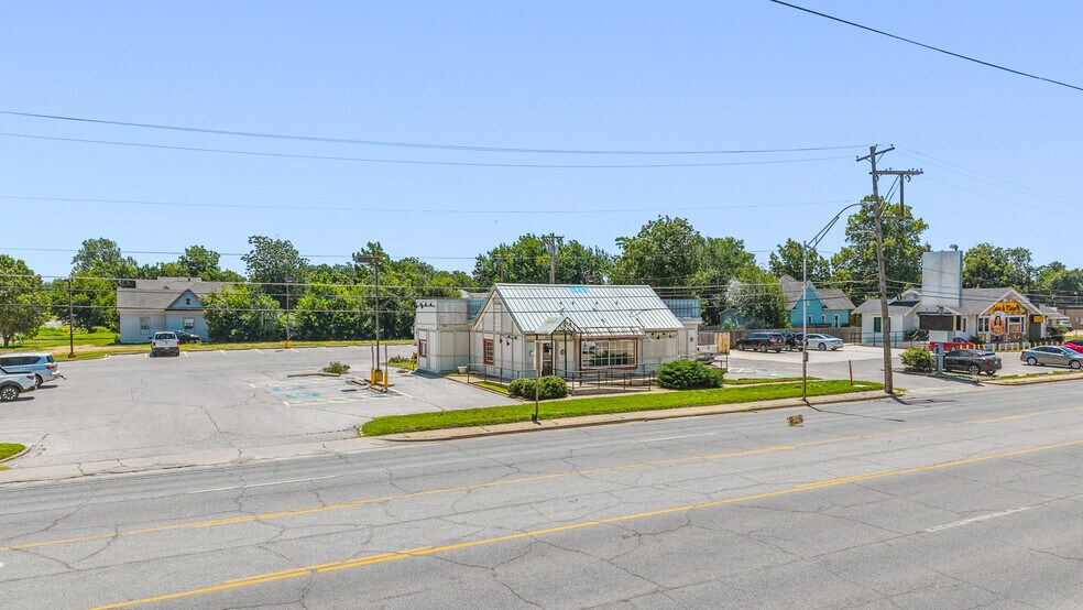 Primary Photo Of 309 S Van Buren St, Enid Fast Food For Sale