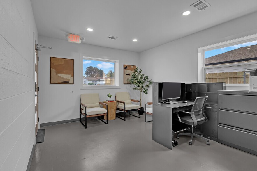 More Photos Of 836 N 1st St, Broken Arrow Coworking Space