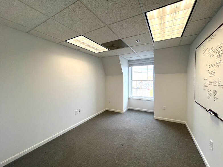 More Photos Of 10 Cedar St, Woburn Office For Sale