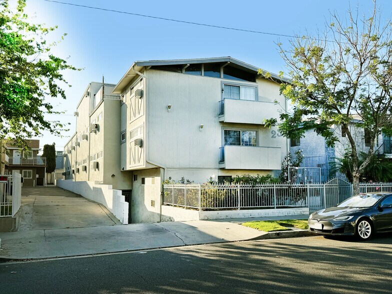 More Photos Of 231 W Tujunga Ave, Burbank Apartments For Sale
