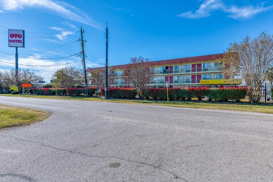 More Photos Of 9638 Plainfield St, Houston Hotel For Sale