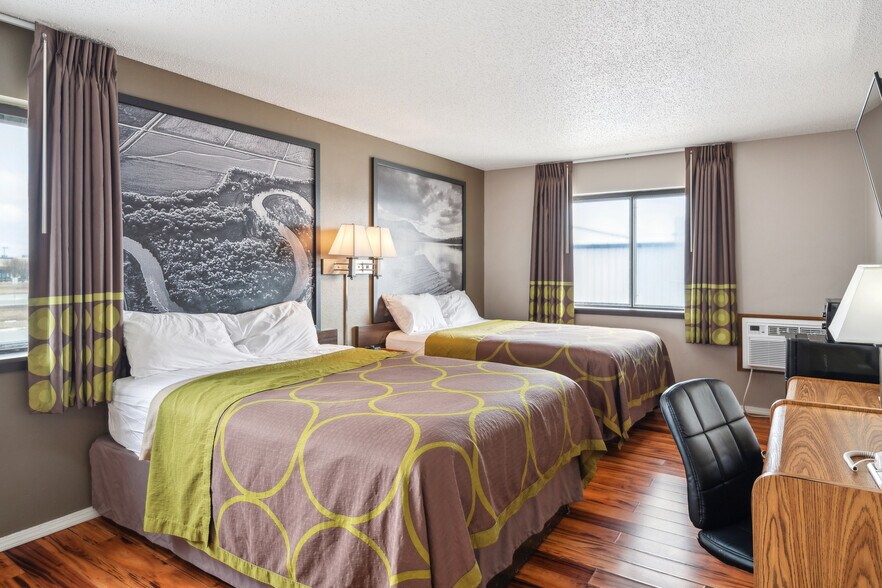 More Photos Of 1106 E Main St, Marshall Hotel For Sale