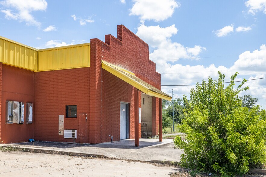 More Photos Of 621 W Travis St, La Grange Carwash For Sale