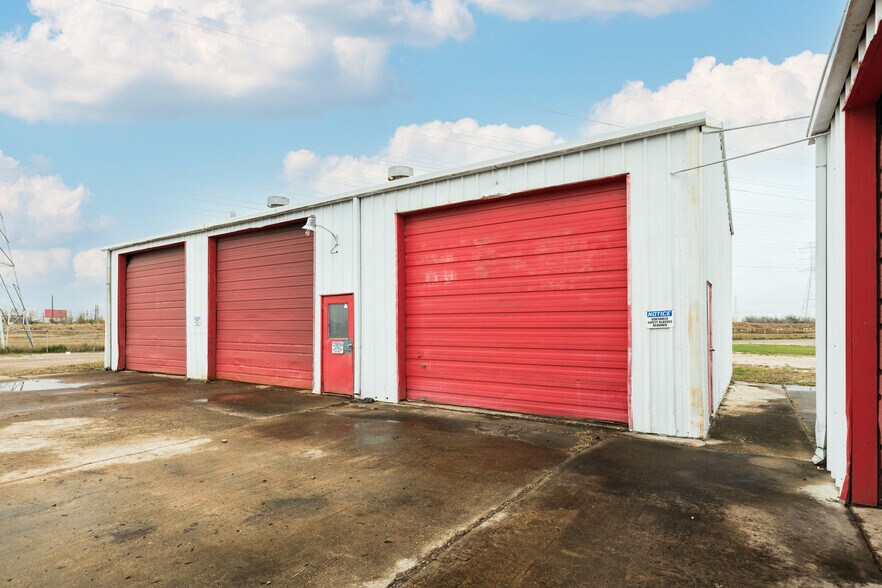 More Photos Of 2309 Zapata St, Freeport Warehouse For Lease