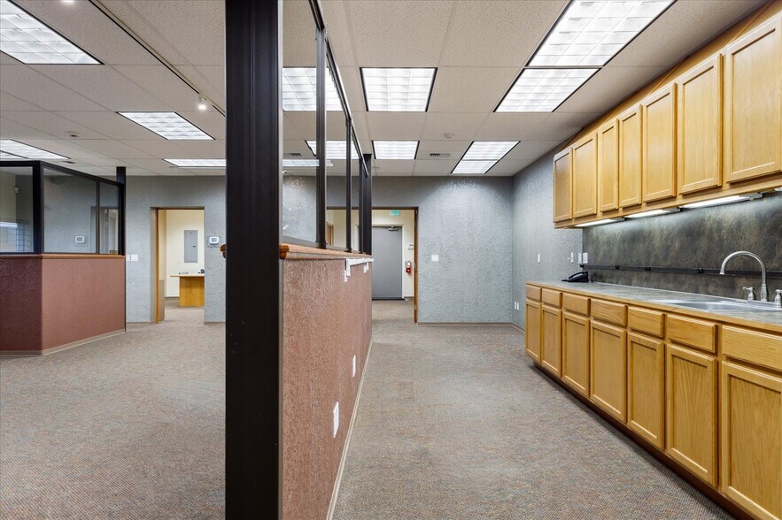 More Photos Of 1421 SW Barlow St, Oak Harbor General Retail For Sale