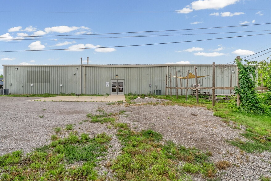 More Photos Of 1761 Jardco Dr, Clarksville Warehouse For Lease