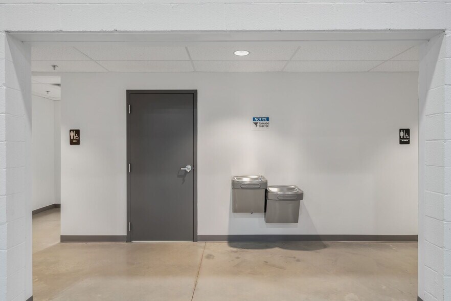 More Photos Of 1295 Huntington Park Dr, Loudon Warehouse For Lease