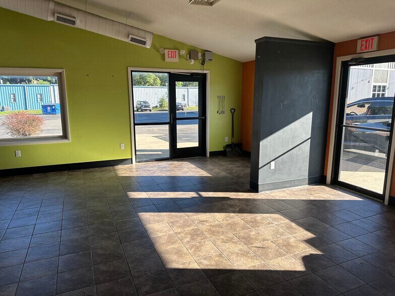 More Photos Of 2010 S 11th St, Niles Storefront For Lease