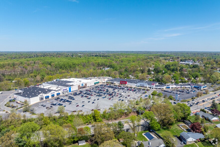 More Photos Of 400 S State Rd, Springfield Township Freestanding For Lease