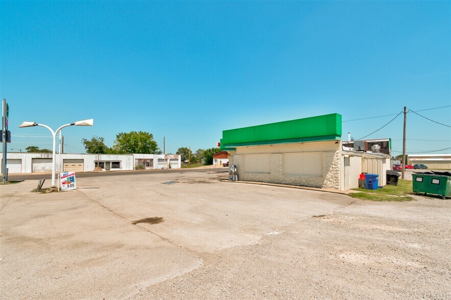 More Photos Of 1705 SW Frank Phillips Blvd, Bartlesville Service Station For Sale