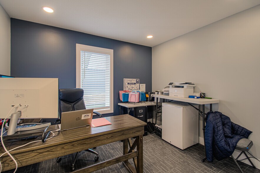More Photos Of 1600 SW Market St, Lee's Summit Office For Sale