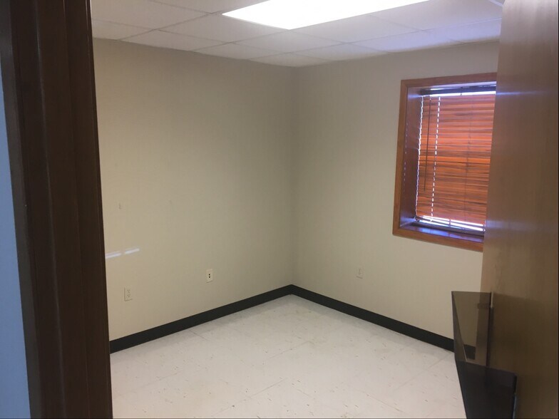 More Photos Of 5007 Highway 90 E, Broussard Light Distribution For Lease