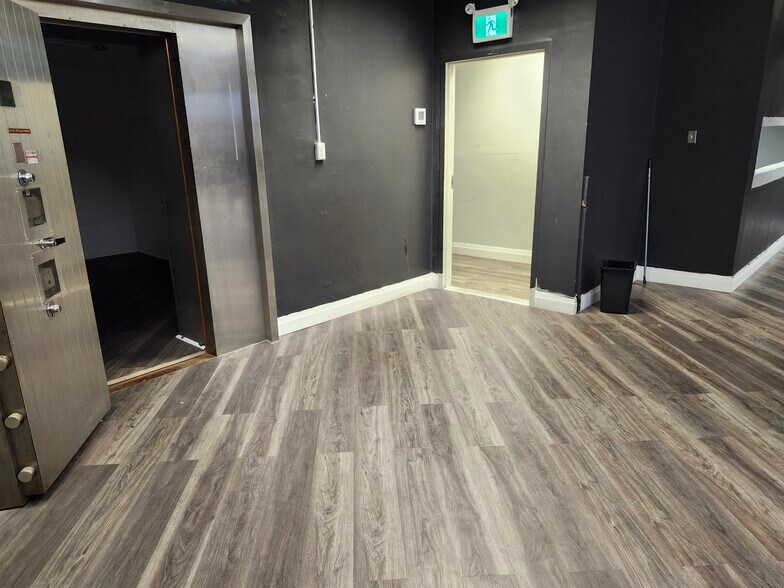 More Photos Of 4365 Queen St, Niagara Falls Storefront Retail Office For Lease