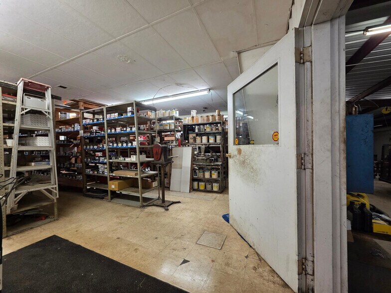 More Photos Of 1440 Gulfway Dr, Winnie Showroom For Sale