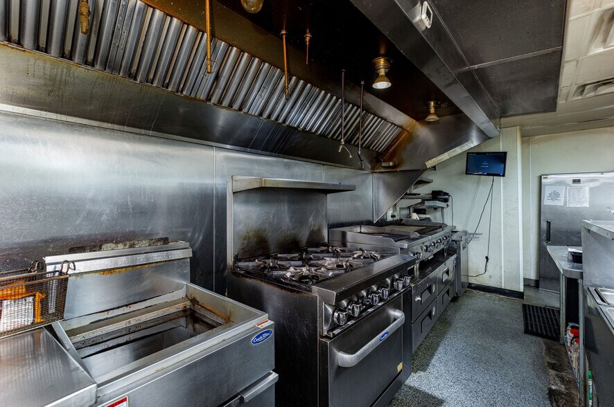 More Photos Of 8021 Hamilton Ave, Cincinnati General Retail For Sale