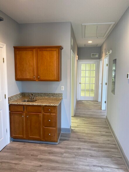 More Photos Of 6817 Southpoint Pky, Jacksonville Unknown For Lease