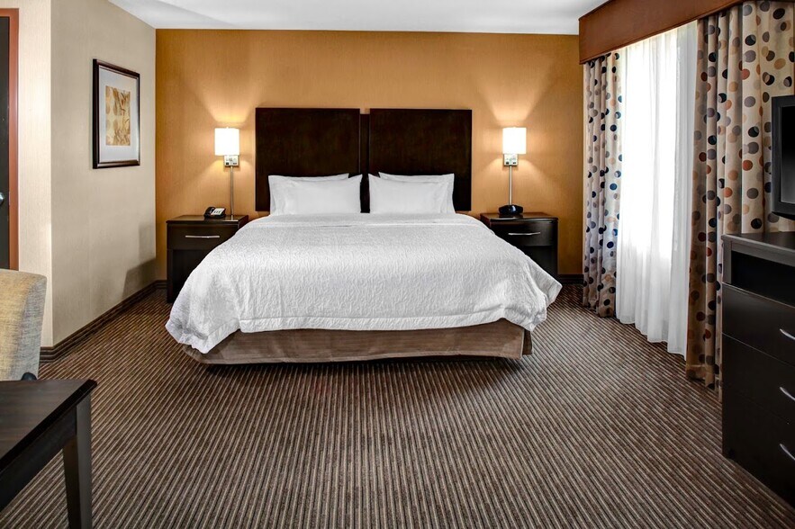 More Photos Of 7941 E Brundage Ln, Bakersfield Hotel For Sale