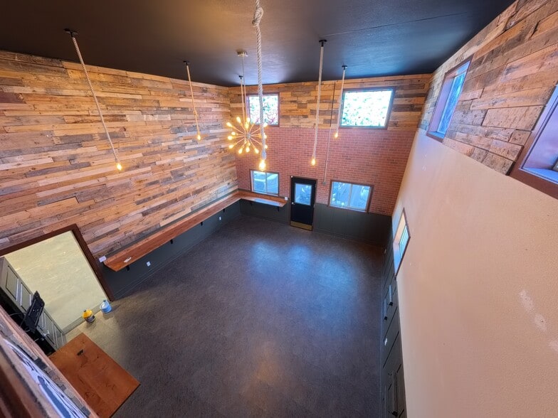 More Photos Of 611 NE Jackpine Ct, Redmond Distribution For Lease