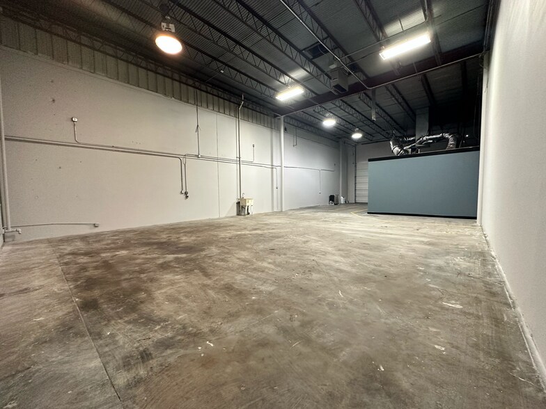 More Photos Of 6315-6331 Skyline Dr, Houston Distribution For Lease