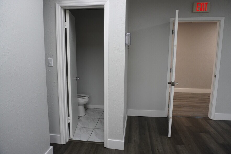 More Photos Of 2520-2650 N University Dr, Sunrise Unknown For Lease