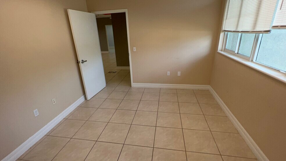 More Photos Of 4940 Bayline Dr, North Fort Myers Warehouse For Lease