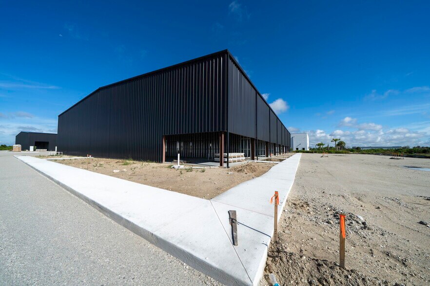 More Photos Of 8411-8419 Duffie Dr, Punta Gorda Industrial For Sale