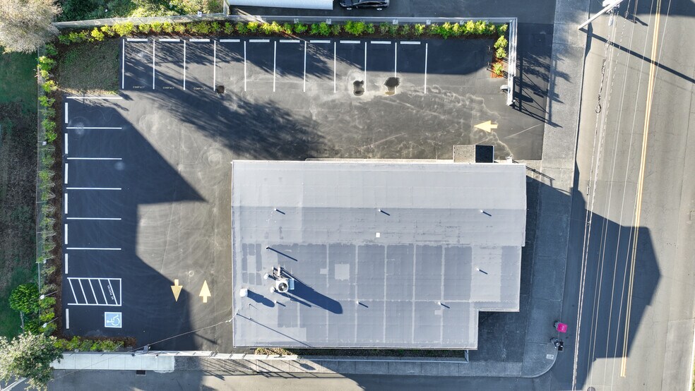 More Photos Of 809 S Holladay Dr, Seaside Showroom For Sale