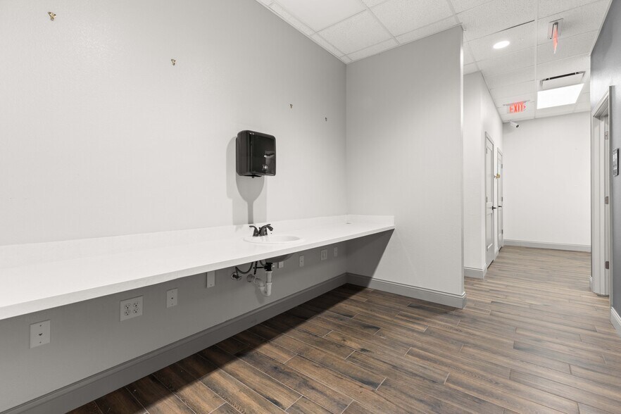 More Photos Of 780 Clear Lake City Blvd, Webster Freestanding For Lease