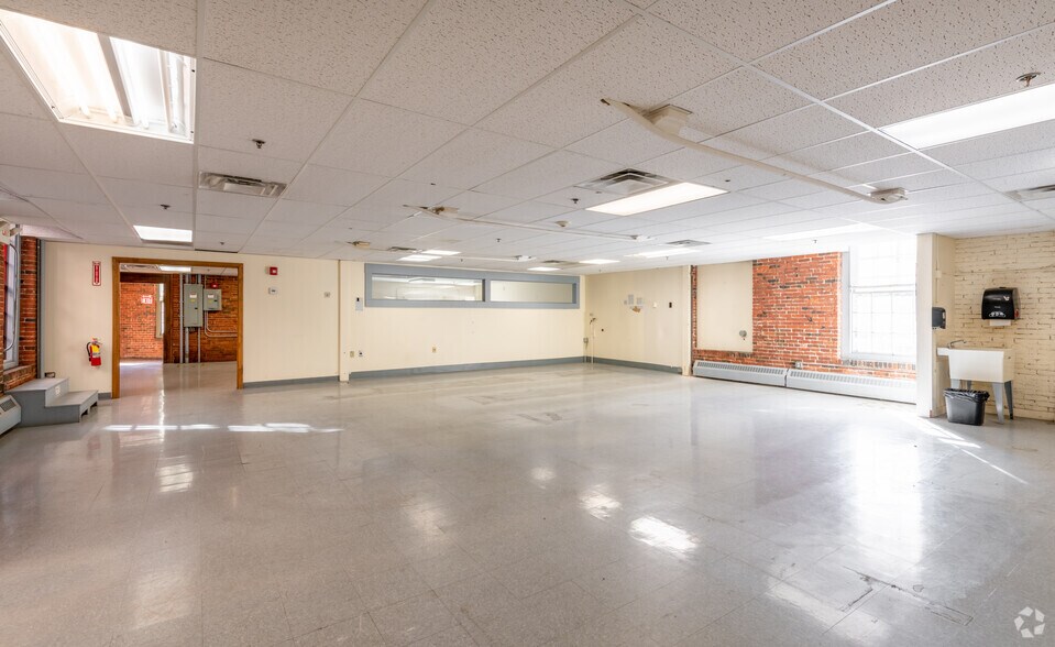 More Photos Of 1 Riverside Way, Wilton Warehouse For Lease