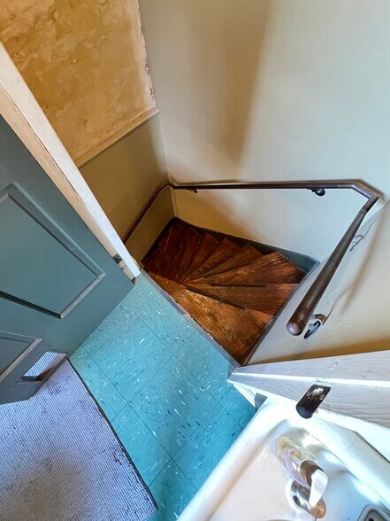 More Photos Of 1438-1442 Light St, Baltimore Showroom For Sale