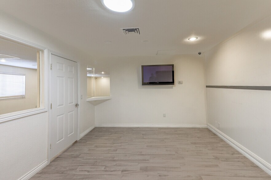 More Photos Of 1000 Garces Ave, Las Vegas Office For Sale
